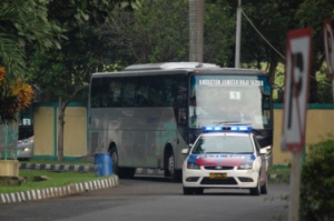 pengawalan bus oleh polisi